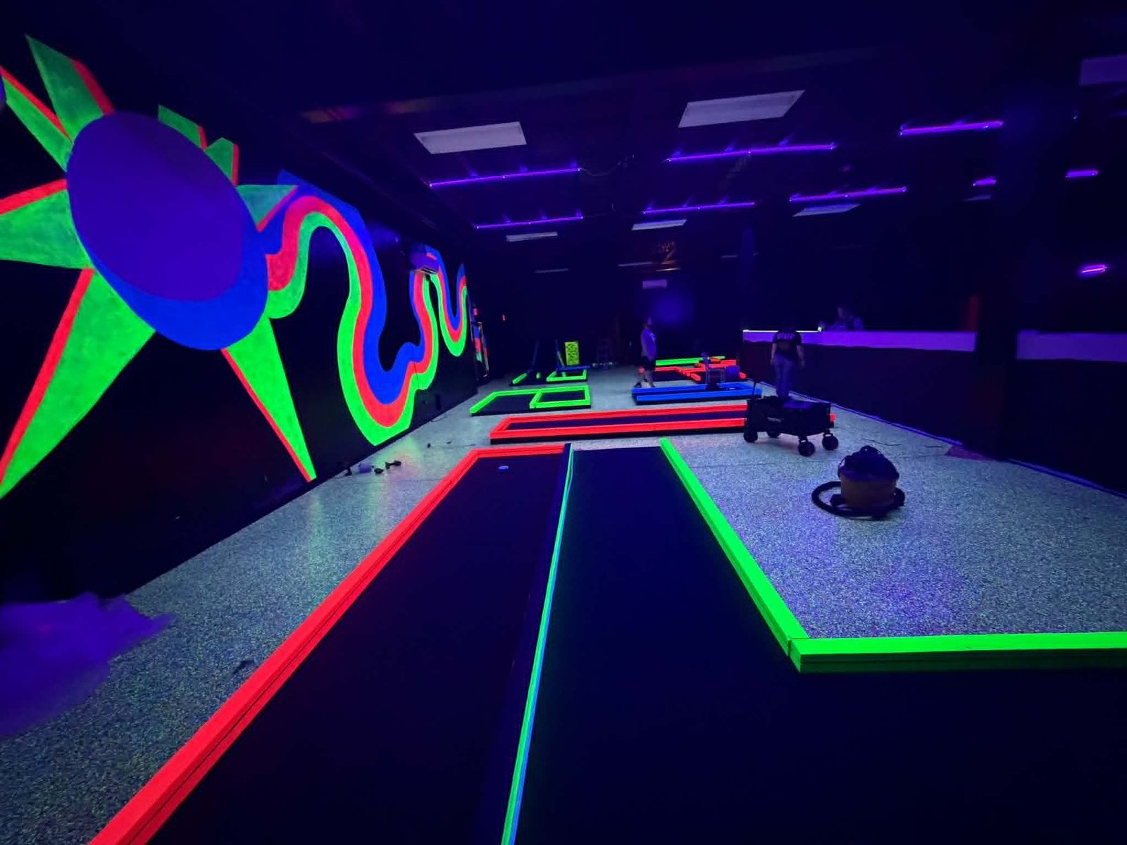 Blacklight glow golf murals at Grand Slam Entertainment